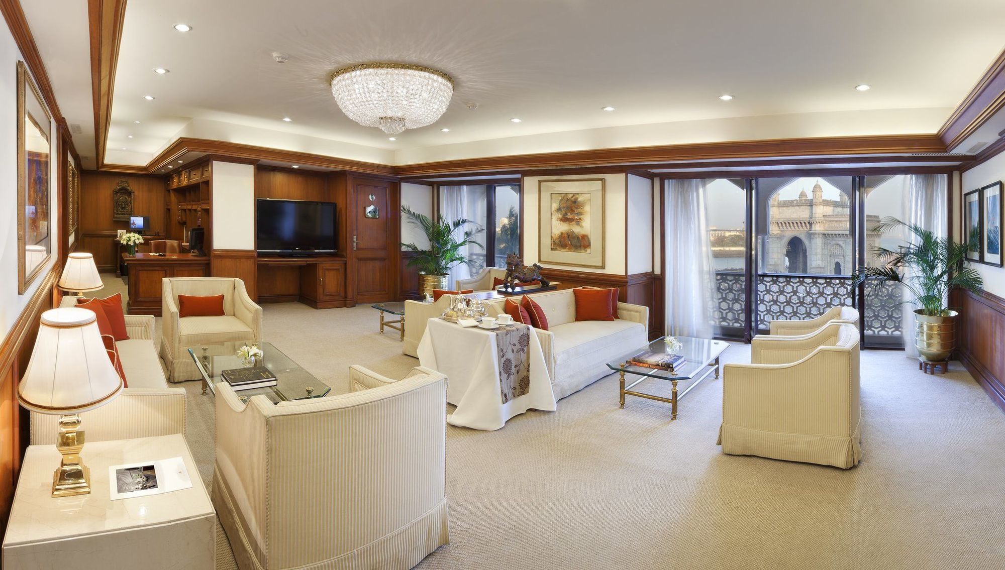 The Taj Mahal Palace, Mumbai Exterior photo The interior of a suite
